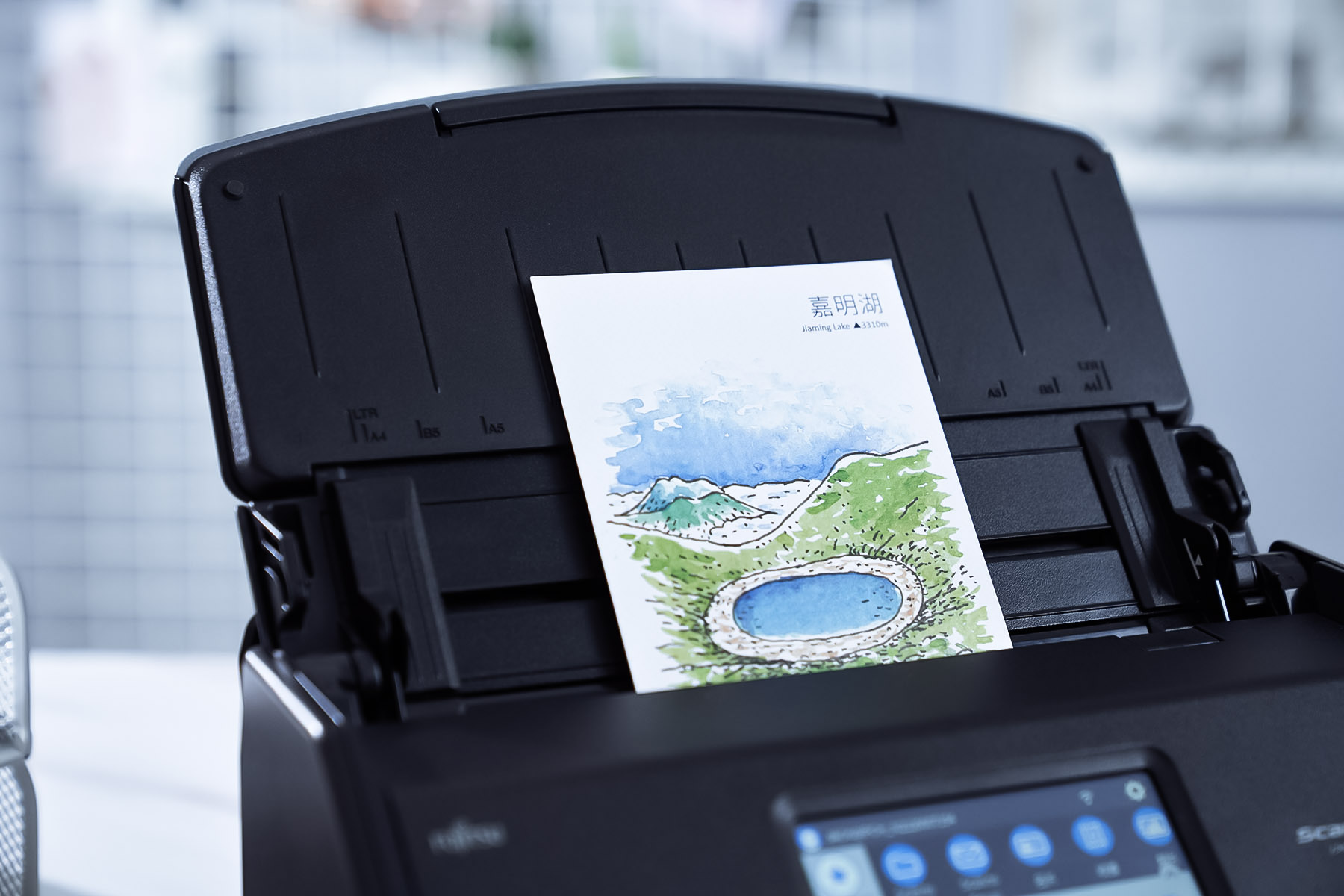 在展開機身上蓋之後，iX1600 會自動喚醒開機，自動送紙槽最多可達50張容量，一次進行大量文件數位化的任務也不是問題。