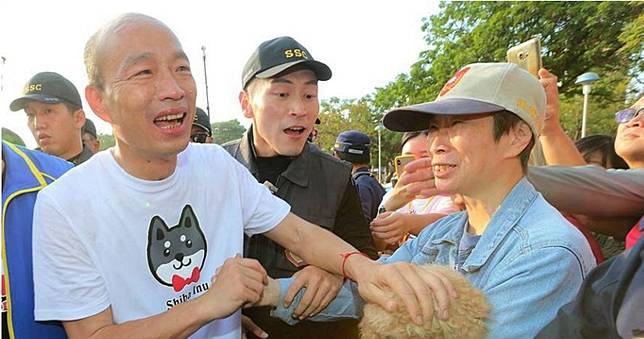 一件10萬！韓國瑜義賣T恤　得標者激動落淚
