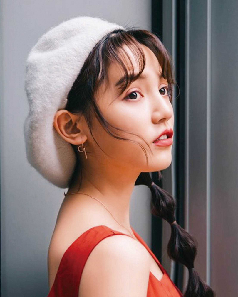 為了讓肌膚更顯白皙，Dora偏好APM Monaco的玫瑰金色飾品。（圖／翻攝自Dora IG）