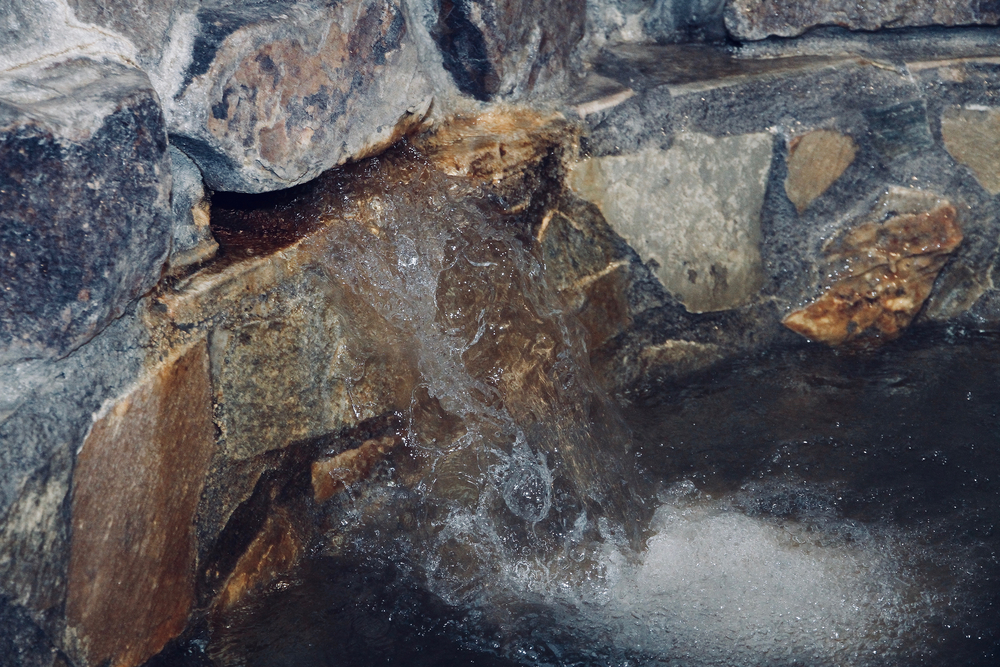 The,Hot,Springs,Flows,Out,From,The,Rock,And,Splash 