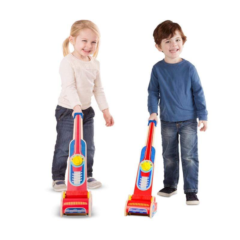 滿足探索樂趣，藉由玩遊戲過程中發展孩子肢體協調，尺寸高度順手好操作，符合孩子的身高，主體以接近原色的藍、紅和黃設計，給予視覺不同刺激。遊戲時滑動滾輪不費力，能將物品收集到木箱內，打開收集箱的蓋子，取出