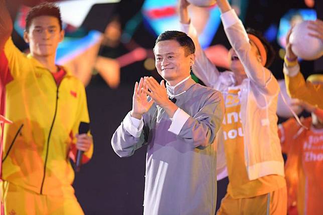 CEO Alibaba Group Jack Ma (tengah) menyemarakkan Upacara Penutupan Asian Games ke-18 Tahun 2018 di Stadion Utama GBK, Senayan, Jakarta, Minggu (2/9/2018). (ANTARA FOTO/INASGOC/Wahyudin)   Artikel ini telah tayang di Kompas.com dengan judul 