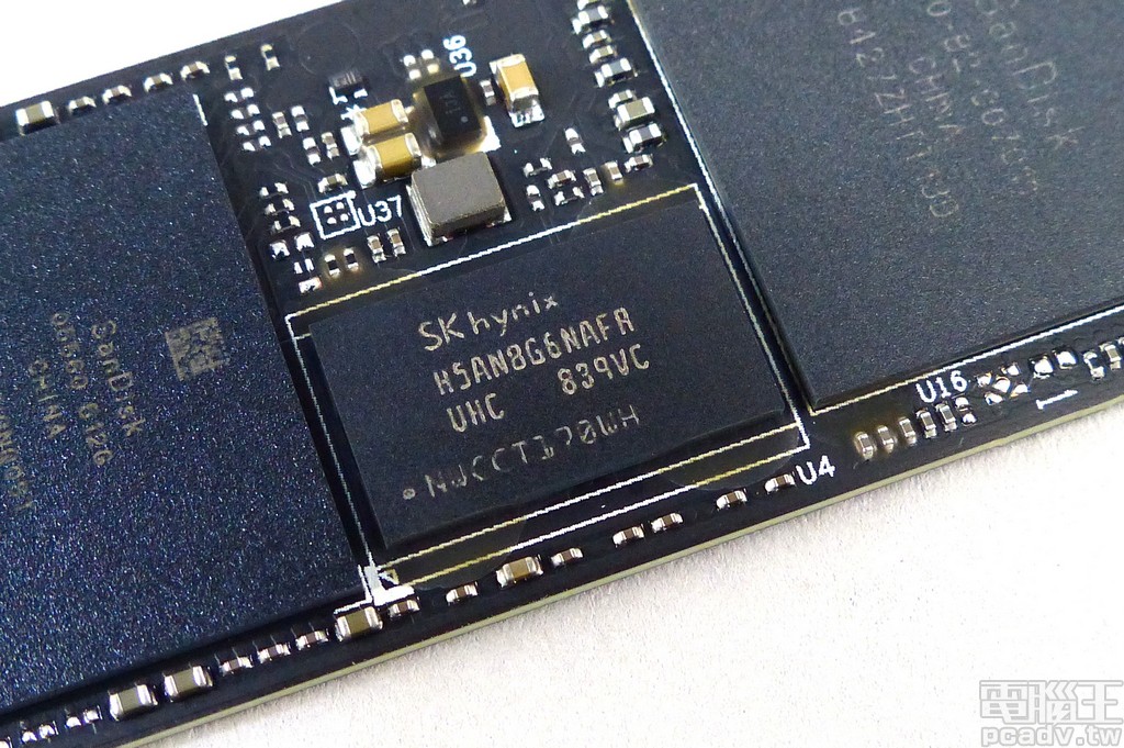 WD Black SN750 NVMe SSD 1TB 版本安放 1 個 DDR4-2400 8Gbit 記憶體顆粒，容量配置與 WD Black NVMe SSD 2018 相同