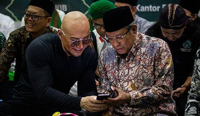 Ketua Umum Pengurus Besar Nahdlatul Ulama (PBNU) Said Aqil Siradj (kanan) bersama artis Deddy Corbuzier (kiri) saat menghadiri Istighosah PBNU di Jakarta, Rabu, 31 Juli 2019. Istighosah tersebut digelar untuk mendoakan Indonesia agar aman dan damai. ANTARA 