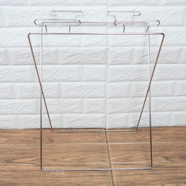 露營烤肉隨身攜帶，垃圾不落地 一般塑膠袋套上就可以當垃圾筒 可一次放置兩個塑膠袋做垃圾分類 不使用時方便收納，完全不佔空間 尺寸：長40cm*寬33.7cm*高46.7cm(展開後） 材質：不鏽鋼 產