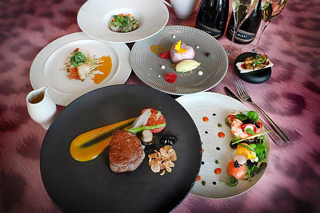 極炙牛排館2021寵愛媽咪暖心饗宴套餐，前15組貴賓加贈旅覓酒吧下午茶券兩張(價值NT$704)。（圖/日月千禧）