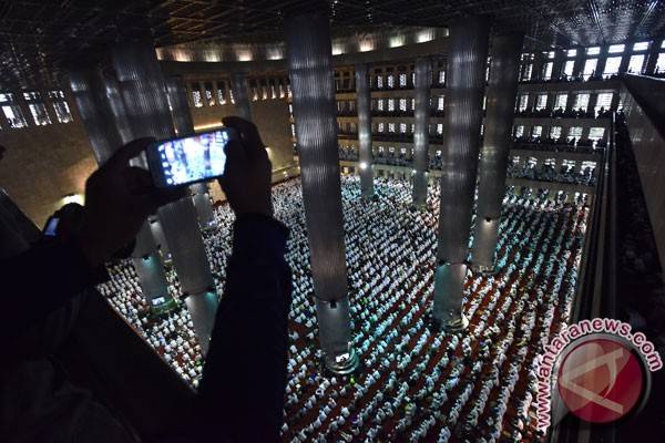 Umat muslim melaksanakan shslat Jumat sebelum mengikuti aksi 313 di Masjid Istiqlal Jakarta, Jumat (31/3/2017). Seperti Aksi 313, Aksi Simpatik 55 GNPF-MUI juga dilaksanakan di Masjid Istiqlal. (ANTARA FOTO/Wahyu Putro A)