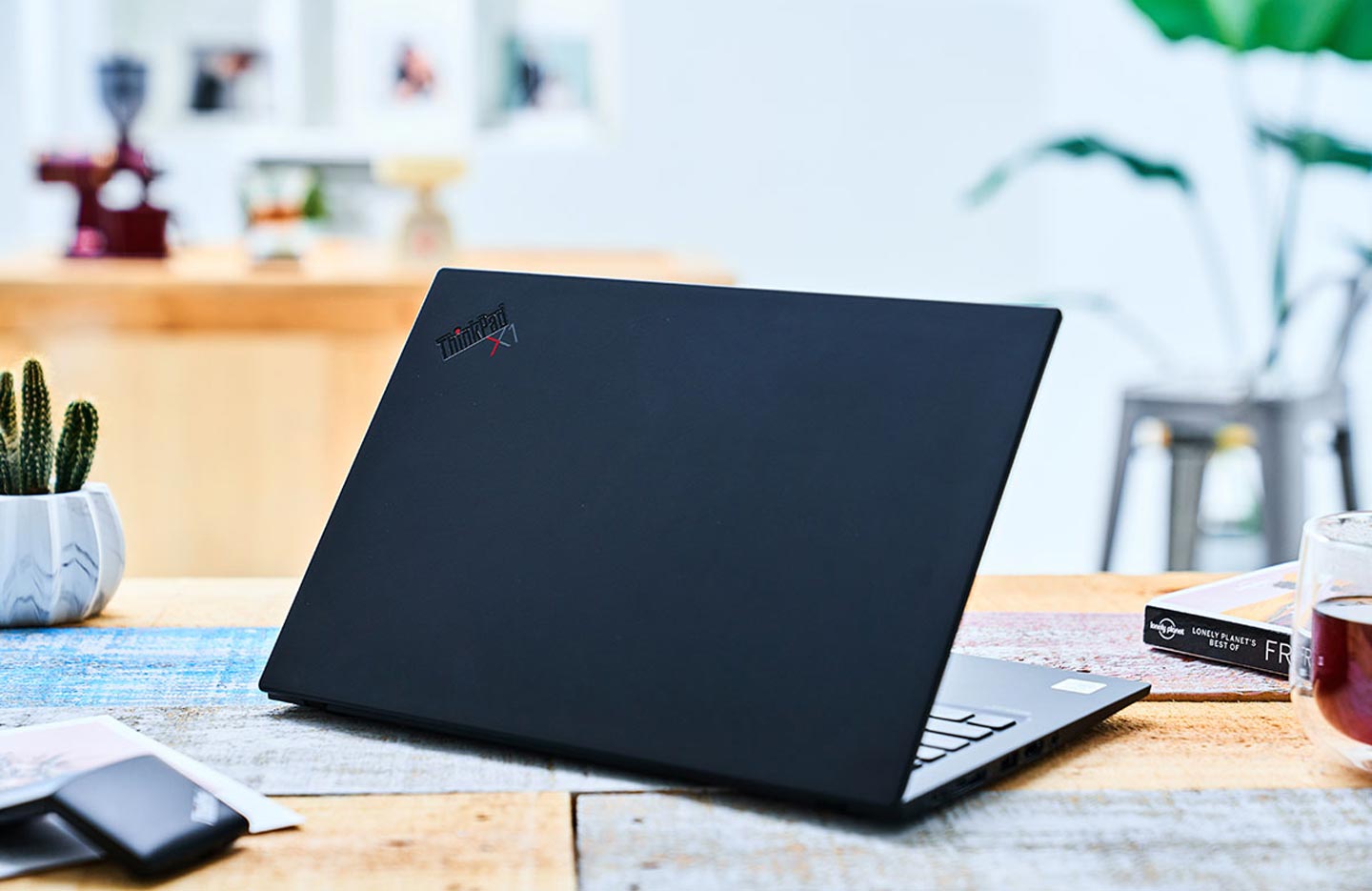 第八代 ThinkPad X1 Carbon 在外觀設計上保有過往受到使用者好評的所有優點，內在規格更是全面升級！