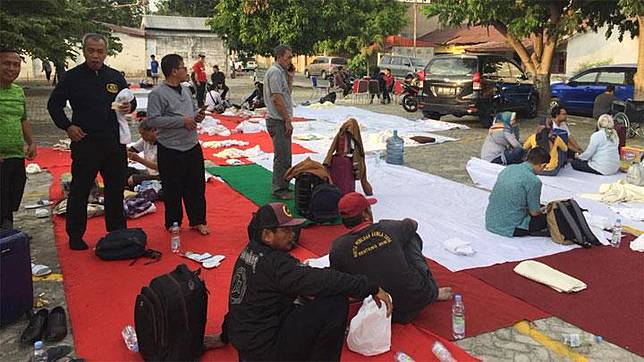 Para tamu hotel dan staf Hotel Santika berada di luar gedung setelah gempa terjadi di Pali, Jumat, 28 September 2018. Foto : Dokumentasi Kementerian Pariwisata