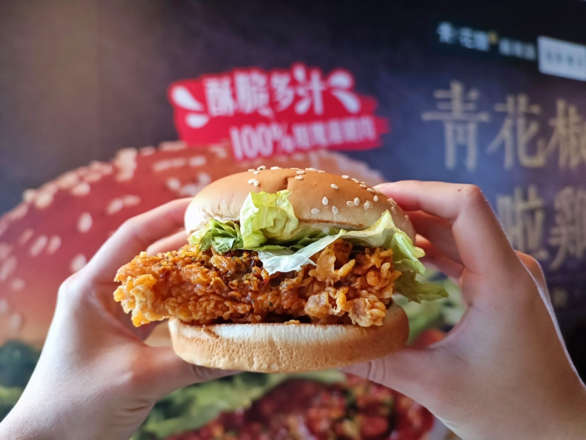 必吃肯德基新品！肯德基聯名青花驕推「青花椒香麻咔啦雞腿堡」，青花椒香麻脆雞也回歸