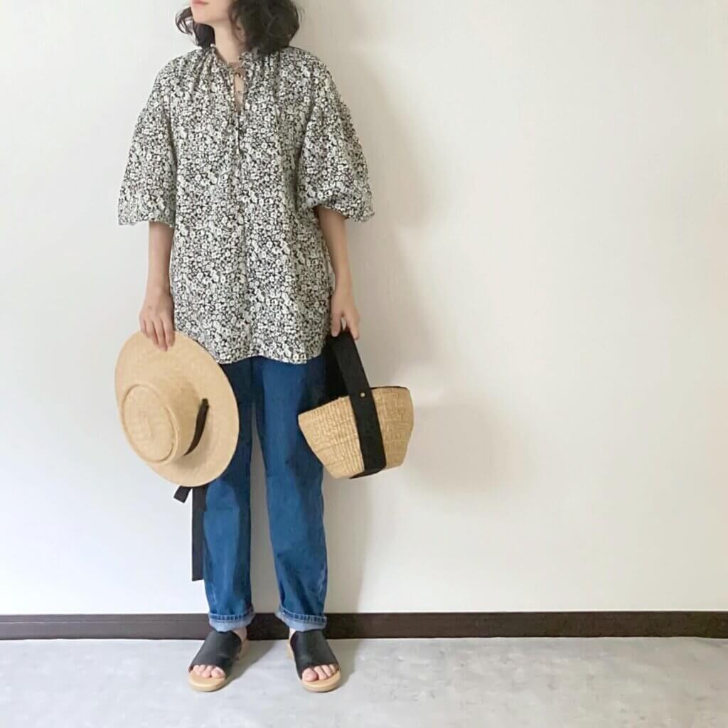 ペザントブラウス GUで5人がカブり買い！】大人シックな小花柄ブラウスが優秀です