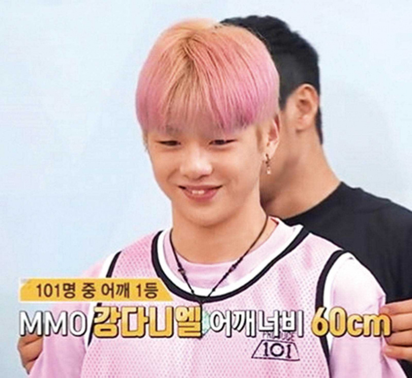 金宇彬和姜丹尼爾肩膀寬大，有著「肩膀流氓」的稱號。（圖／翻攝自網路）