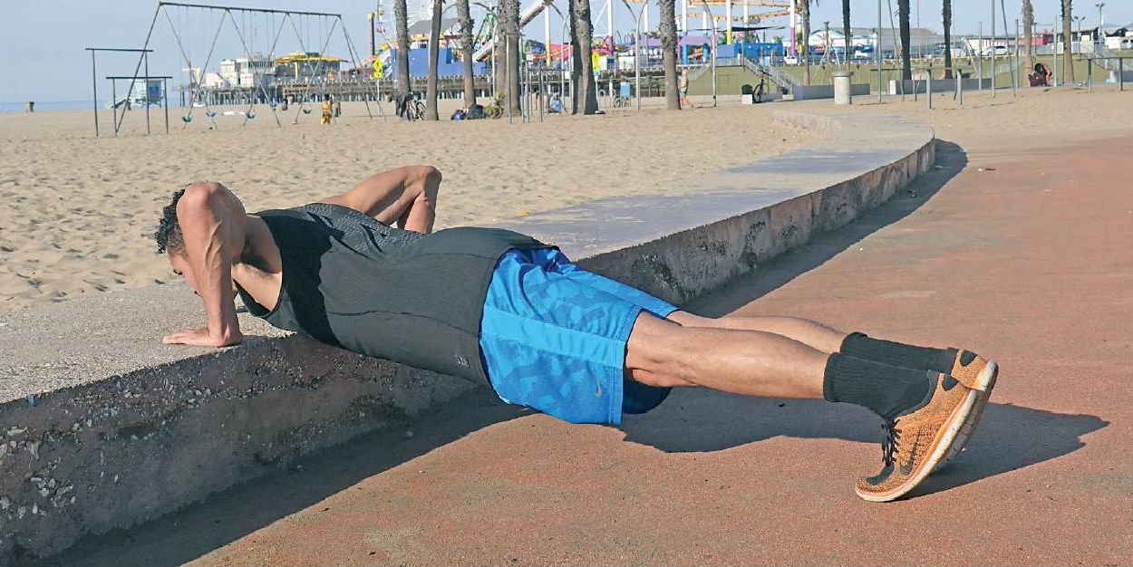 伏地挺身只能練胸？4個動作帶你重新認識這個最被低估的、最有功效的上半身運動！