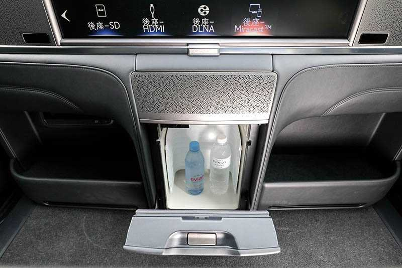 大螢幕下方有個14公升的小冰箱，可放入2瓶飲料。（圖／馬景平攝）