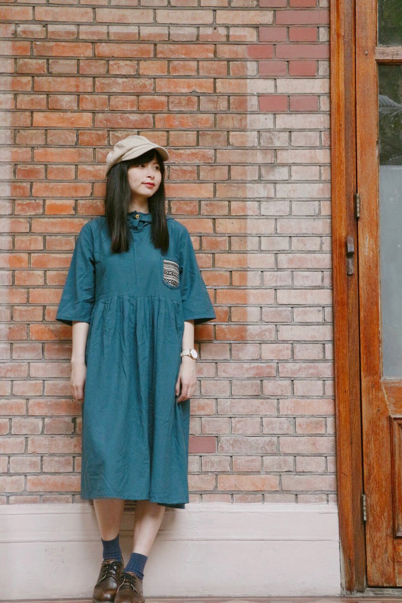 連帽和民族布小口袋設計令簡約洋裝更活潑。配上運動鞋是好動女生；配上小皮鞋是文靜女生—每個女生都能穿出不同感覺！