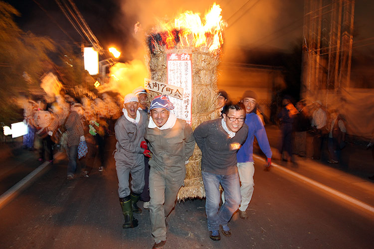 夜空中的巨大火把與熱鬧太鼓就在淺間溫泉松明祭 2