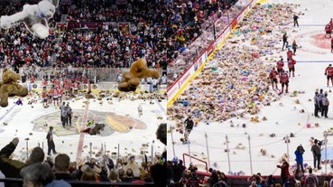 超壯觀！球迷將無數隻「泰迪熊」狂扔進冰球場內 現場下起玩偶雨的背後原因是...