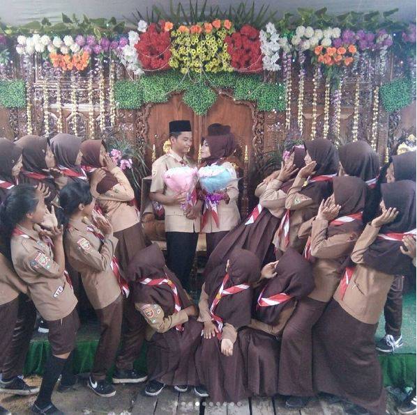 10 Potret Pasangan Menikah dengan Seragam Pramuka, Unik Abis