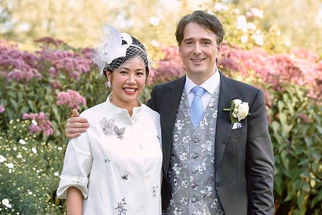 吳欣盈今年9月與比利時籍的歐盟律師雷諾補辦婚禮。（翻攝自吳欣盈臉書）