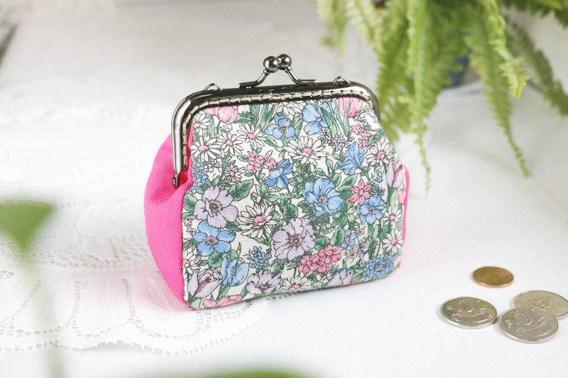 ✤花草風印花布 ✤低調黑口金 ✤口金接合處純手工縫紉 ✤實用收納：紙鈔、零錢、卡片、護唇膏、鑰匙...等隨身小物 ✤設計師手作訂製