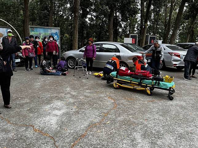 台南市官田區小陽明山停車場27日上午發生1輛自小 客車疑暴衝，波及其他汽車及行人，造成1男5女受傷 送醫。 （民眾提供） 中央社記者張榮祥台南傳真 113年2月27日