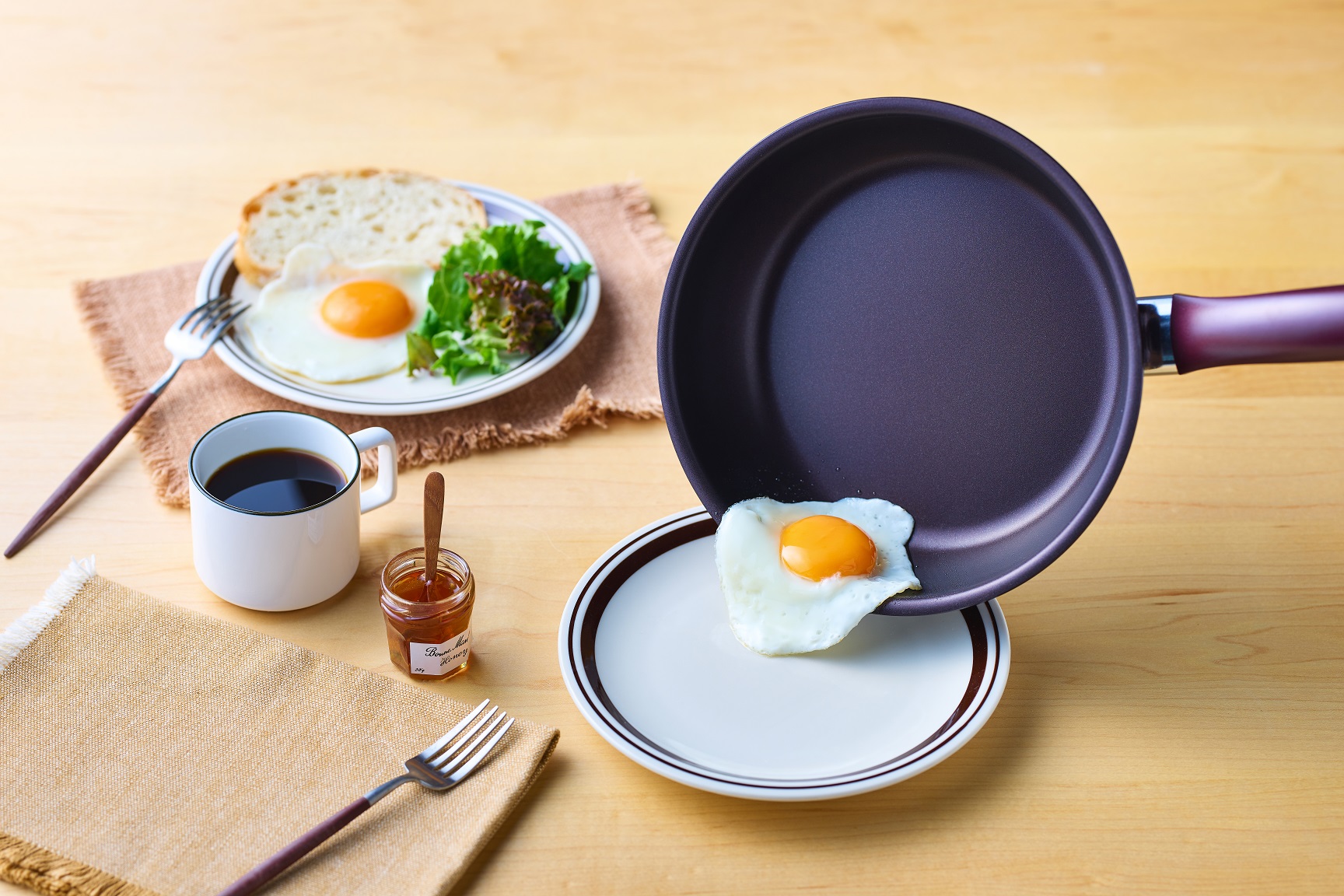 台隆獨家開賣！京瓷陶瓷ｘ鑽石不沾平底鍋現在購買享特惠，再送斜面鍋鏟乙支。(圖片提供/台隆手創館)