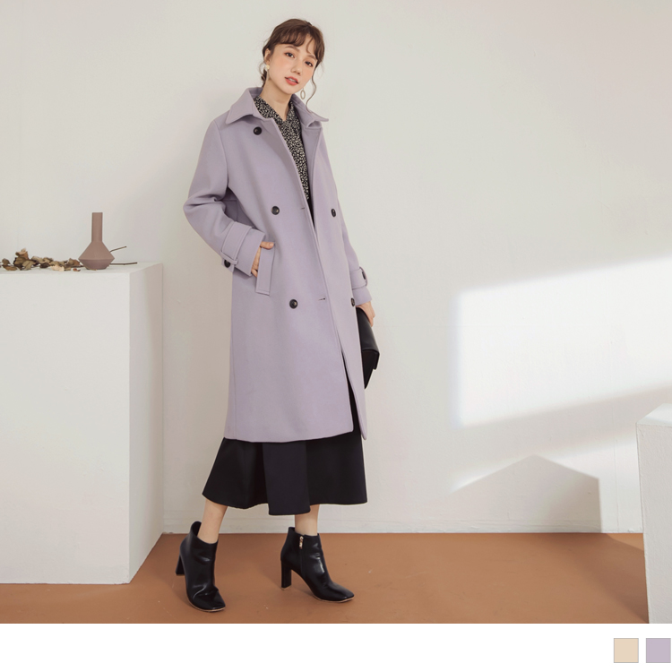 硬挺毛呢面料使肌膚舒適增溫，打造氣勢感俐落穿著~<br />搭配雙排釦設計營造英倫風的優雅奢華氛圍，<br />粉嫩色調的基底選擇，讓搭配上展現女人柔美浪漫感，<br />袖口細節點綴提高細緻品味做工，<br />內裡保暖鋪棉設計能抗寒蓄熱，戶外休閒穿著也沒問題，<br />此款2色純色長版大衣/外套皆可參加婚禮和打造簡約穿搭風格、上班小資女、輕優雅主管搭配穿搭唷~<br /><br />**************<br /><br />小提醒：<br />版型偏大<br />請依照個人喜愛的舒適度購買 <br />深色衣物建議單獨洗滌，以翻面手洗或放洗衣袋洗較佳喔(勿用熱水)並建議新品穿著前請先下水洗滌，以避免染色問題唷~