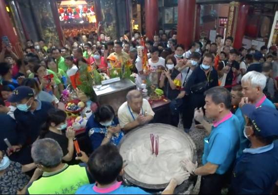 全台瘋媽祖 香燈腳沿途護駕粉紅超跑 白沙屯媽祖遶境15大你不可不知道的事 Dailyview 網路溫度計 Line Today