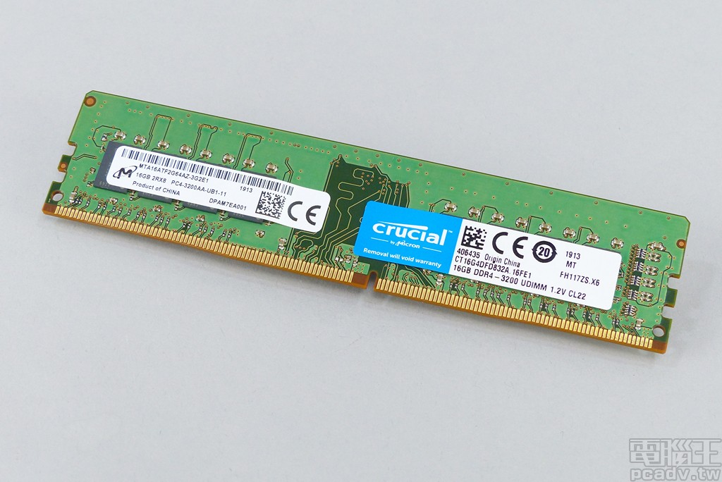 ▲ Crucial DDR4 CT16G4DFD832A 記憶體模組，左方為 Micron 貼紙標籤，右方為記憶體通路品牌 Crucial 貼紙標籤。