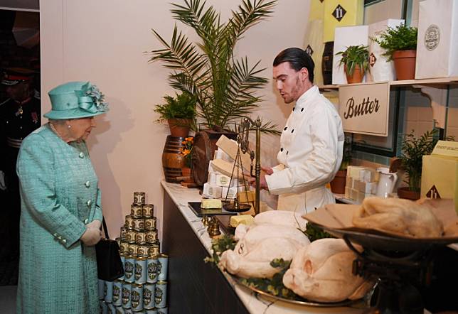 Unexpected Monarch In Bagging Area Queen Elizabeth Pops Down To