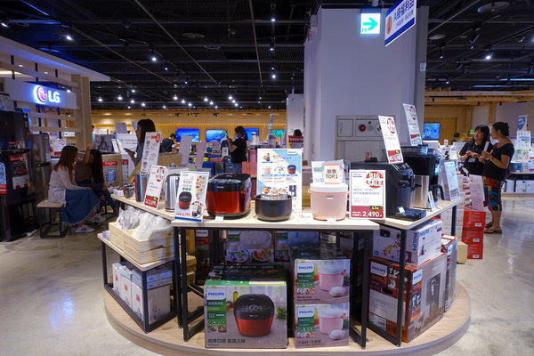 COVEx夏普展演活動，捷運小巨蛋站智慧生活館，結合咖啡店、家電體驗、廚藝教室、精選生活好物、特賣會，可場地租借且有網美牆打卡的主題式情境賣場