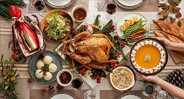 火雞禮物箱組合均附上酸甜解膩的道地蔓越莓醬及以烤雞湯汁為底所製的雞雜醬火雞 (圖片提供/台北福華大飯店)