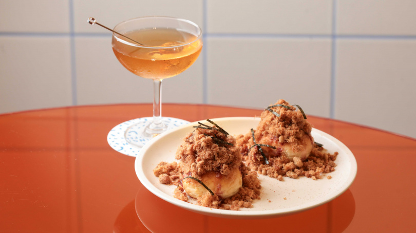 甜甜鹹鹹的「草莓肉鬆包」（前，100元）愈吃愈順口，與微醺感的「梅酒馬丁尼」意外搭配。（300元，圖／林士傑攝）