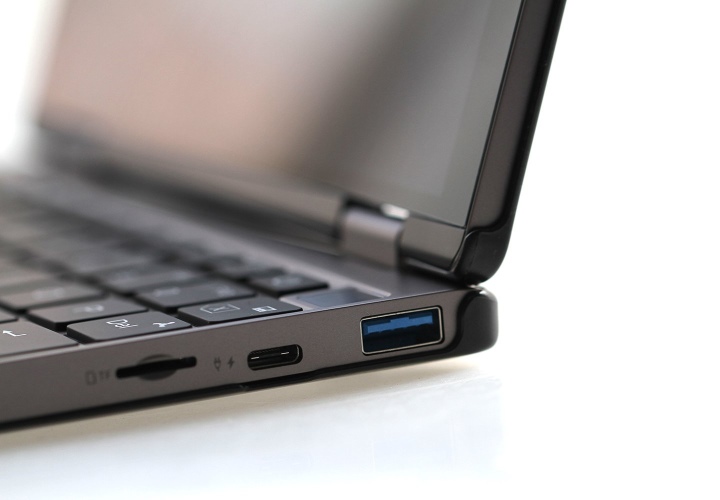 機身右側具有USB 3.2 Gen1 Type-A、Type-C以及microSD讀卡機各1。
