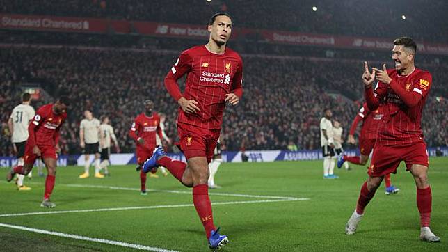 Penyerang Liverpool Virgil van Dijk, melakukan selebrasi bersama rekannya Roberto Firmino usai mencetak gol ke gawang Manchester United dalam pertandingan Liga Inggris di Anfield, Liverpool, 19 Januari 2020. Action Images via Reuters/Carl Recine 