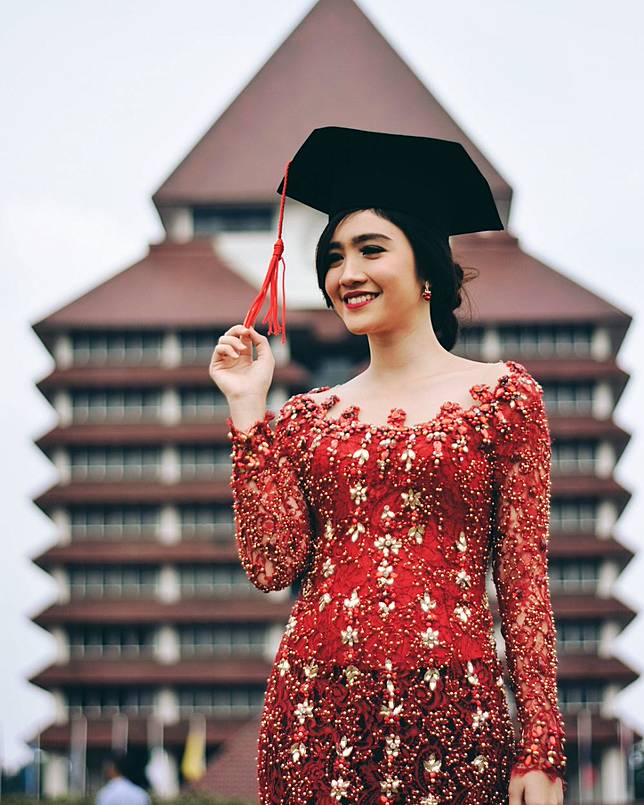  Kebaya Wisuda Febby Kebayar