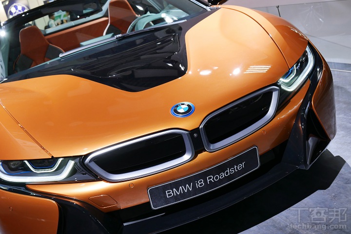 BMW i8 Roadster油電跑車現身Computex世貿三館，售價台幣1,068萬元的神車 多圖動眼看！