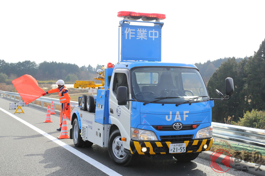 なぜ 左切り 働く車がタイヤを斜めにして停車するワケ くるまのニュース