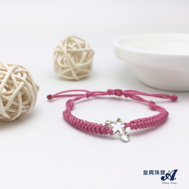 彌月純銀手鍊/雲朵cloud。闊如海。柔如水。。飄然自在 。。隨心所欲。（商品說明)925純銀彌月立體雲朵搭配喜氣如意繩結手鍊寶寶彌月送禮最佳選擇粉色藍色兩色可選材質：925純銀尺寸：長0.9公分寬約