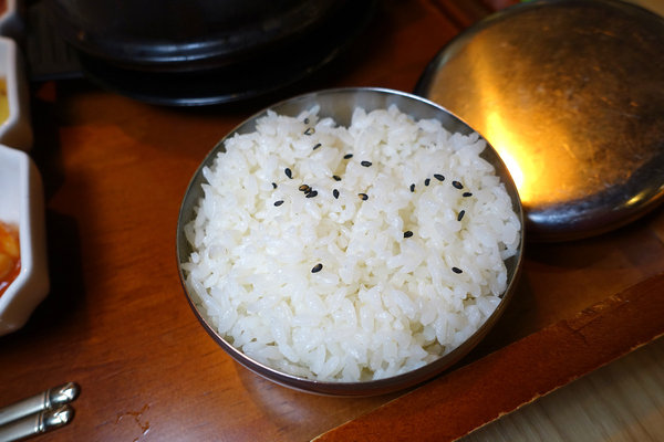 偷飯賊-信義遠百A13餐廳推薦，台北信義區韓式聚餐、一個人的韓式料理，九宮格小菜+韓式鍋物/燒肉/定食，信義區平價韓式美食(內含偷飯賊遠百菜單) 