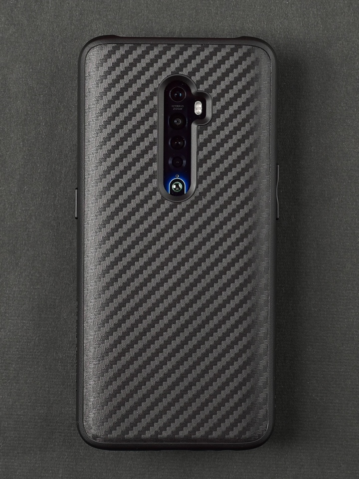 SolidSuit 防摔背蓋手機殼經典黑售價 730 元、碳纖維售價 830 元。