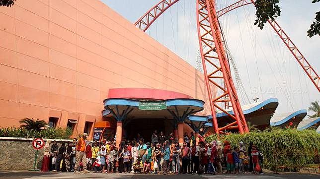 Tiket Masuk Digratiskan Warga Serbu Ancol