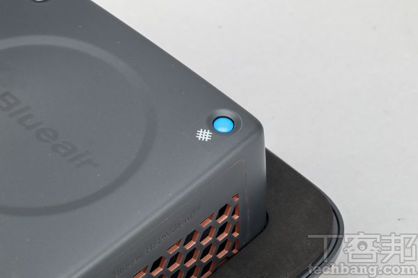 濾網重置按鈕每當更換新的濾網後，按下重置按鈕，便可重新計算使用週期。