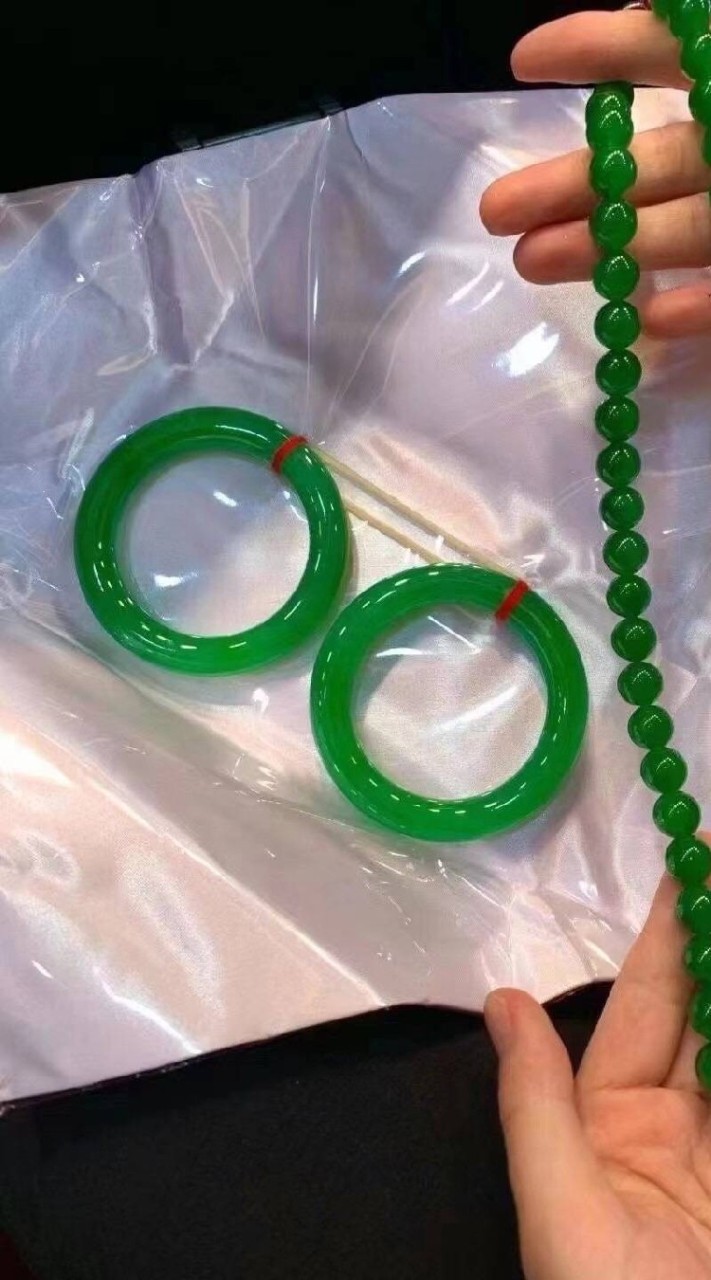 全台灣-緬甸A貨翡翠商品~手鐲-掛件-戒指-項鏈~可以直接報價格~或留下聯絡方式買賣翡翠玉石交流留言