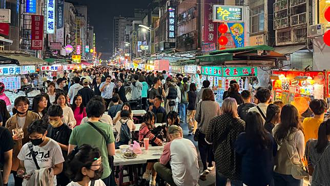 「鴨」軸演帶動觀光人潮！高雄商圈夜市業績開紅盤漲逾3成。高市府經發局提供