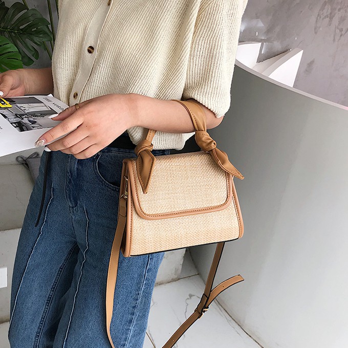 本賣場由臺灣直接出貨，不是海外的呦～～本賣場活動開跑 滿千免運唷滿千下單請立刻點選《聊聊》詢問喲上寬19 下寬22 高17 厚8 肩帶長度112背帶長度可調整/磁扣設計✨熱賣款 ✨購物須知●手工測量尺寸誤差正負3公分內為正常範圍，無法因尺寸問題退換貨，介意慎拍。●商品出貨時間為5至14個工作天，不含例假日，急需商品的買家請考慮在購買唷。●不接受尺寸不合，不喜歡，穿起來不好看，有色差，有異味等等之退貨理由。●商品圖檔顏色會因拍攝的燈光、環境、相機、電腦螢幕等不同而有差異，商品顏色以實物為準，敬請見諒。050106150615012302400196#內搭褲 #雪紡 #一字領 #蕾絲 #網美推薦 #打底衫 #性感 #短袖襯衫 #連身洋裝 #素面上衣 #百搭 #羅馬鞋 #文青 #韓妞必備 #東大門 #每日新發現 #藤邊包