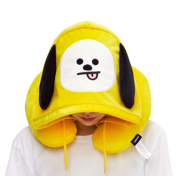 BT21 CHIMMY 連帽造型頸枕 旅行時，戴上支撐度高，又有BT21角色連帽的旅行頸枕， 帽子拉下來一點，就不怕被他人打擾。 頸枕上方還貼心設計了提手把，搭機坐車都方便。 產地：中國 材質：100