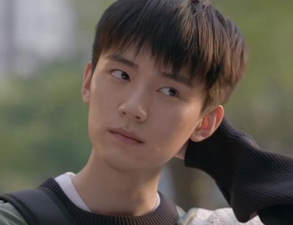 近期爆火男星的青澀舊照！鄧為、成毅風格差異大，陳哲遠、曾舜晞從小顏值就高！