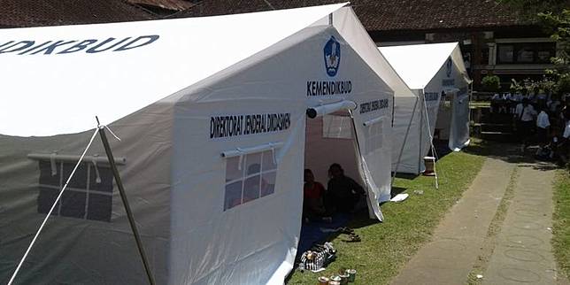 Pascagempa Lombok, Kemendikbud mendirikan kelas-kelas darurat agar kegiatan belajar mengajar dapat tetap berlangsung (30/7/2018).(Dok. Kemendikbud)