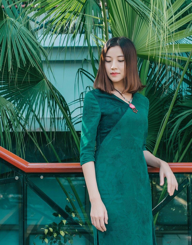 自然、百年時光的凝結。為了讓香云紗散發年輕的人文氣息，三火在繼承傳統旗袍風格的基礎上，用簡約的裁剪、空氣感的設計、立體的結構，讓這款香云紗長裙及輕盈又有歷史感。 [Designer and Desig